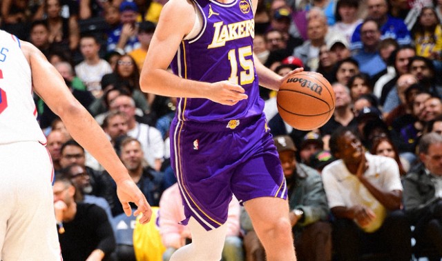 詹姆斯尴尬准三双里夫斯35分救主，大帝空砍35+7+7，湖人逆转76人