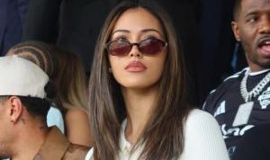 球场失意情场得意！阿里携超模女友看球 后者大秀美腿&amp;已交往3年