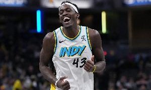 pg电子-游刃有余！西亚卡姆半场6中5拿到11分3助 三分1中1